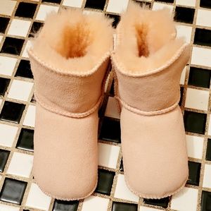 Pink ugg boots sz M (6-12months)